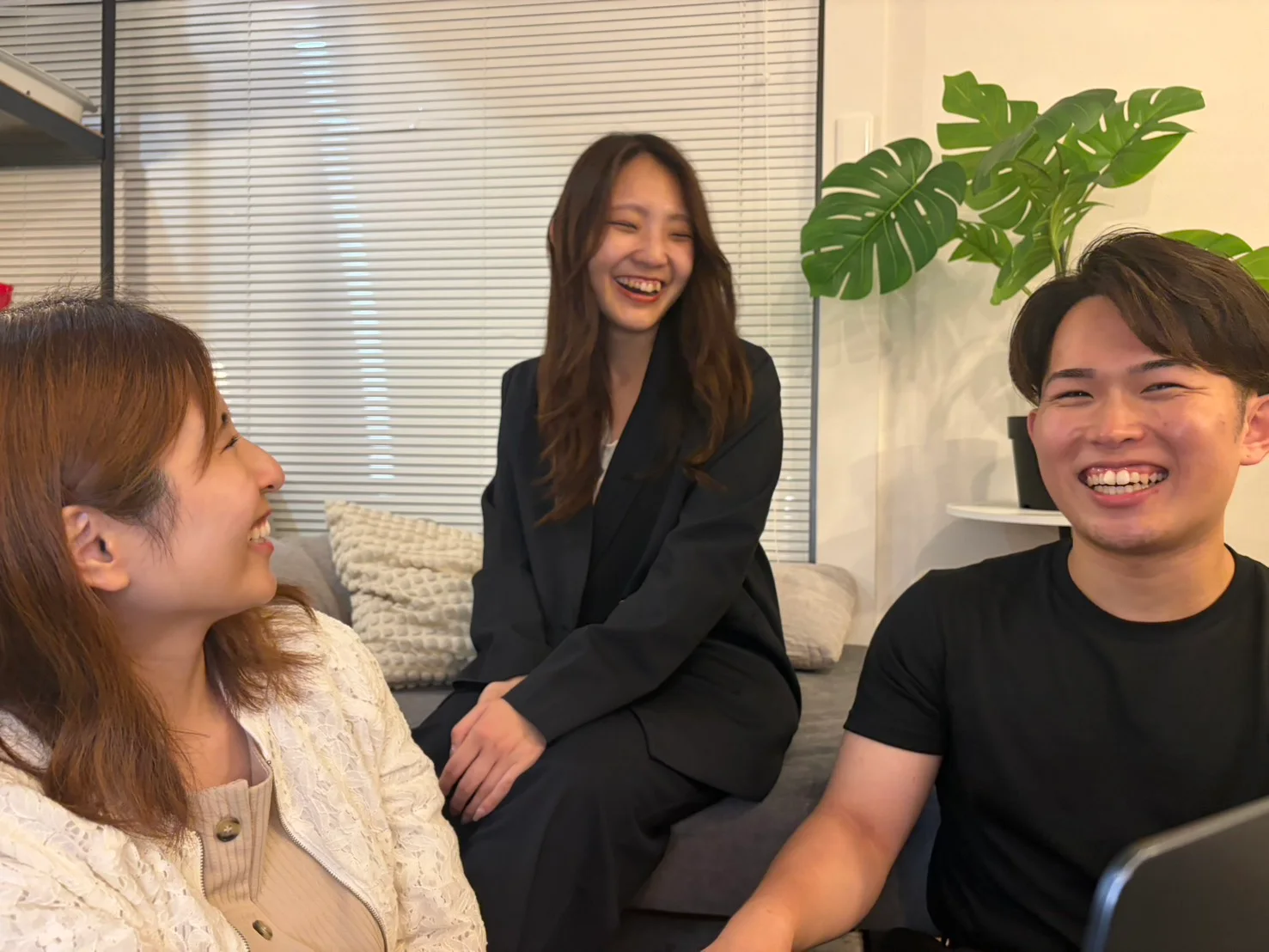 オフィスで会話を交わすメンバー