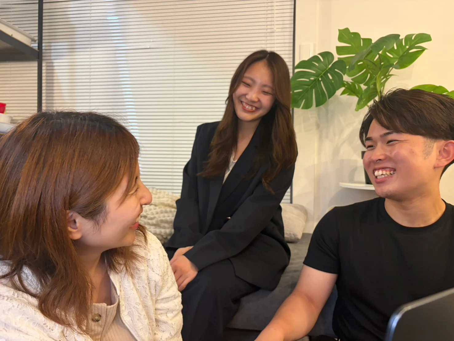 笑顔で話すAncoreのメンバー