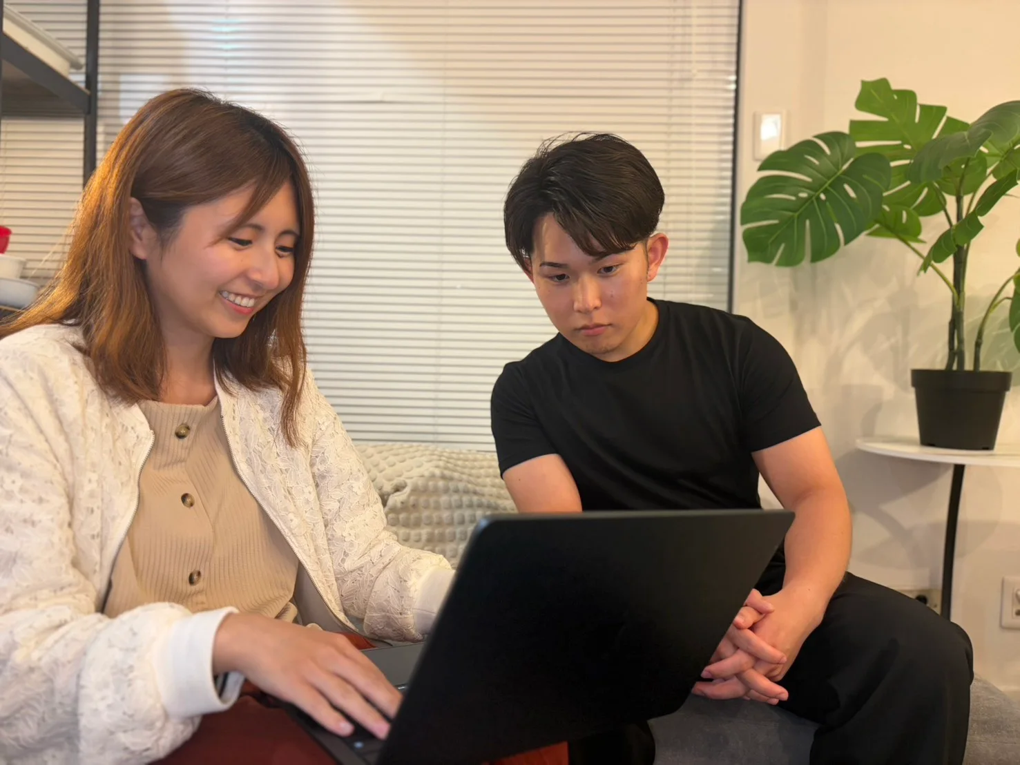 パソコンを囲んで仕事をするメンバー