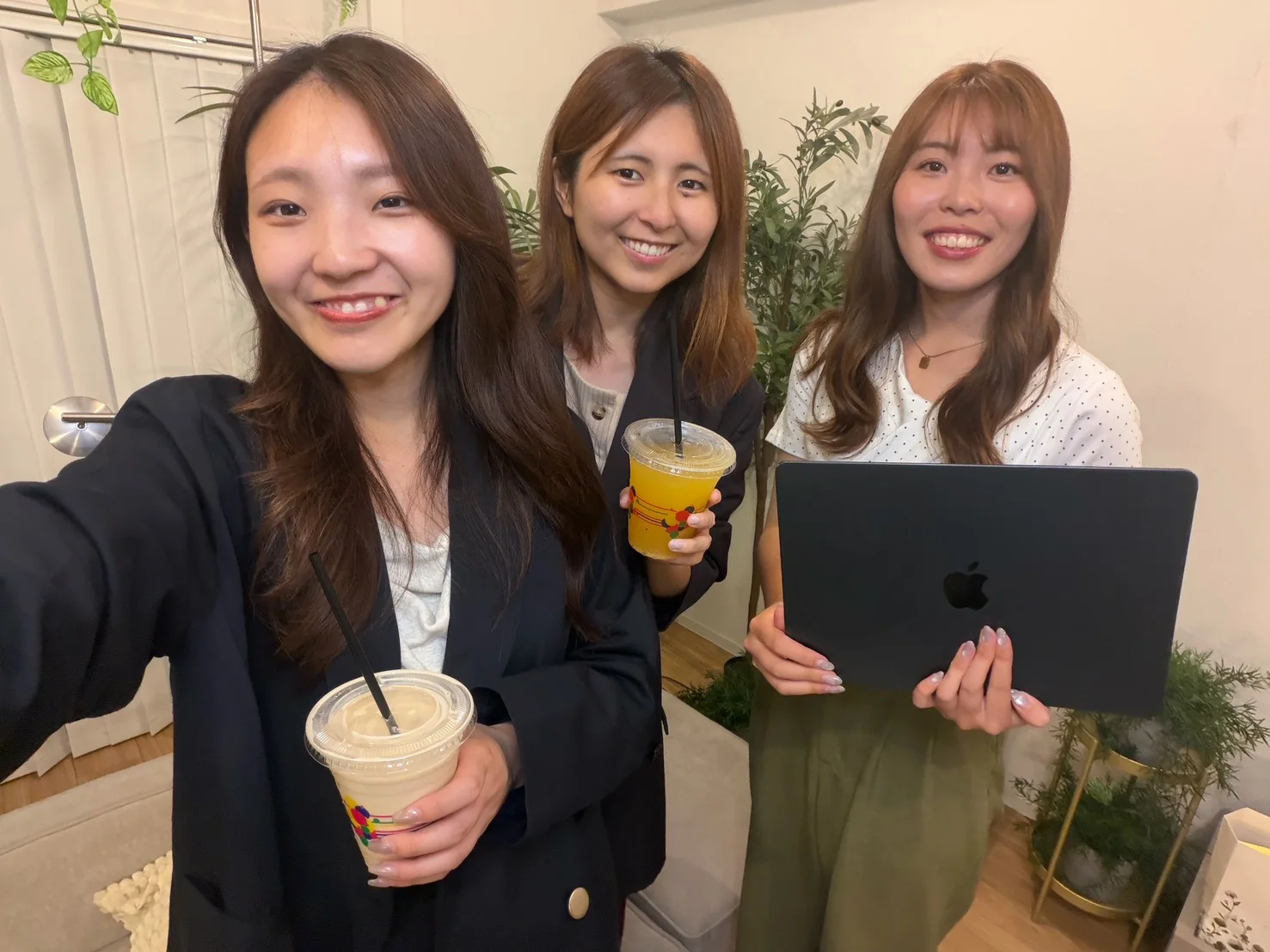オフィスで過ごすAncoreのメンバー3名